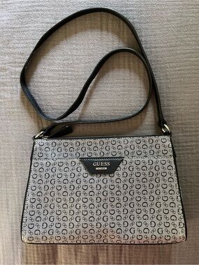 Guess Los Angeles gray/black signature print medium crossbody bag EUC